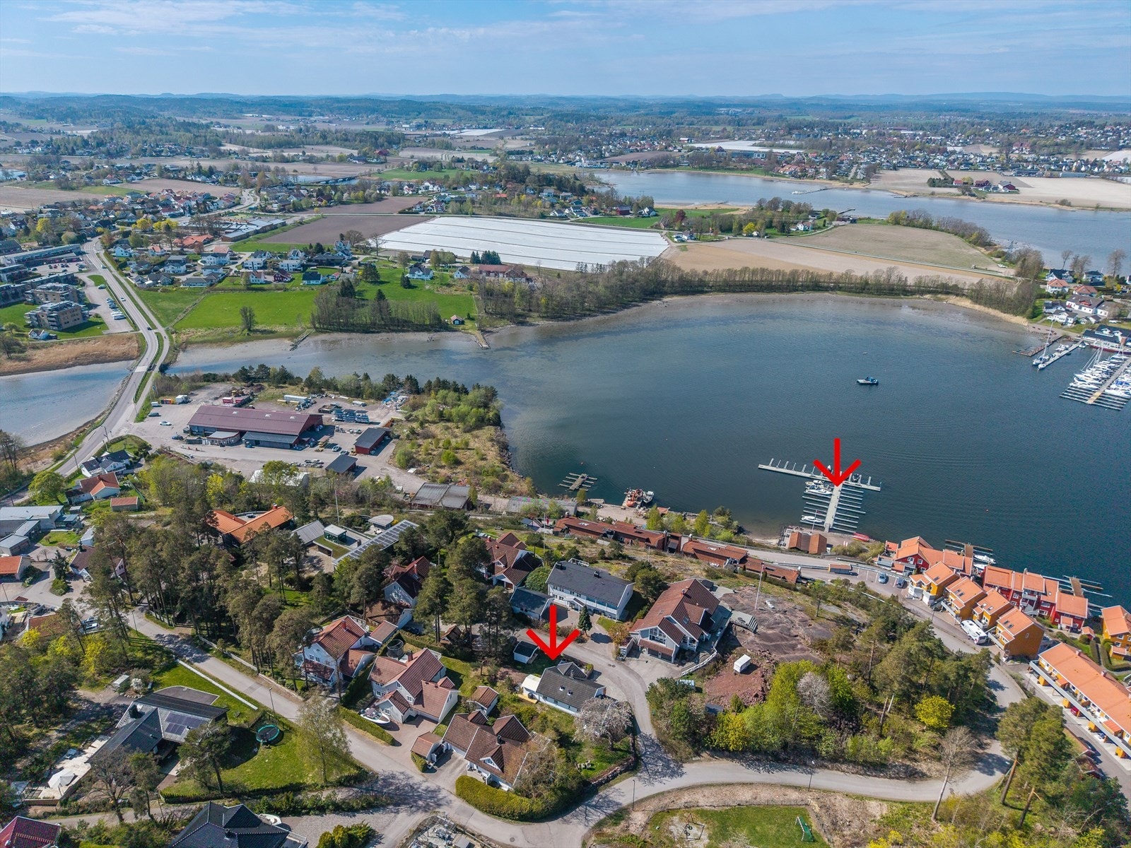 Det er kort vei fra huset ned til bryggeanlegget hvor man har tinglyst rett til kjøp av båtplass (hus og brygge markert med rød pil). Galleribilde