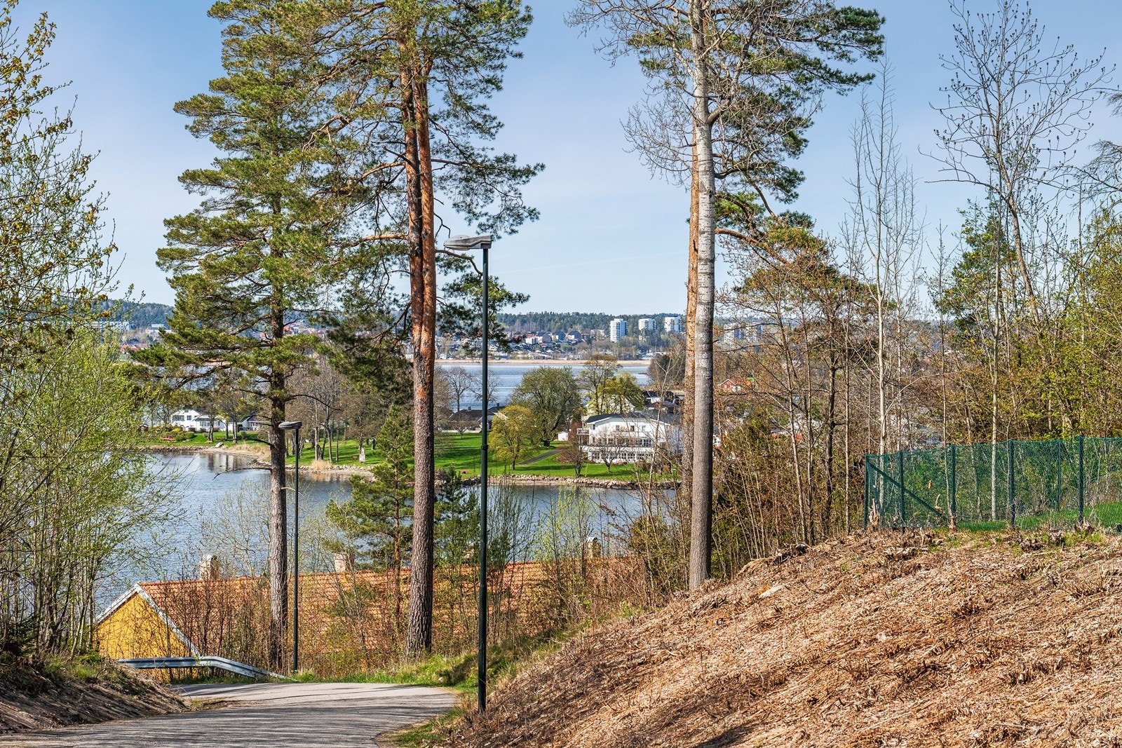 Utsyn fra uteplassen på baksiden av huset. Galleribilde