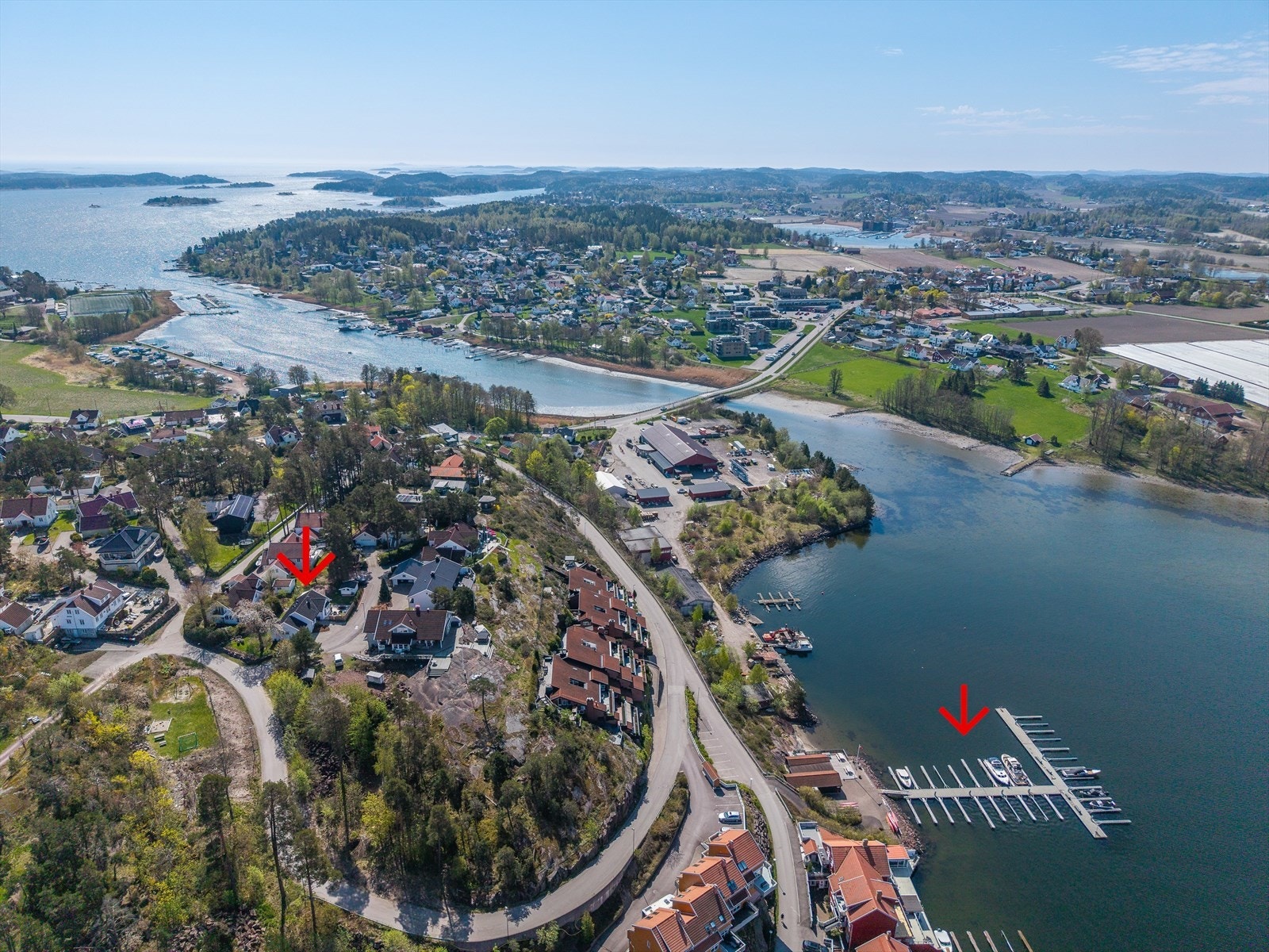 Det er kort vei fra huset ned til bryggeanlegget hvor man har tinglyst rett til kjøp av båtplass (hus og brygge markert med rød pil). Galleribilde