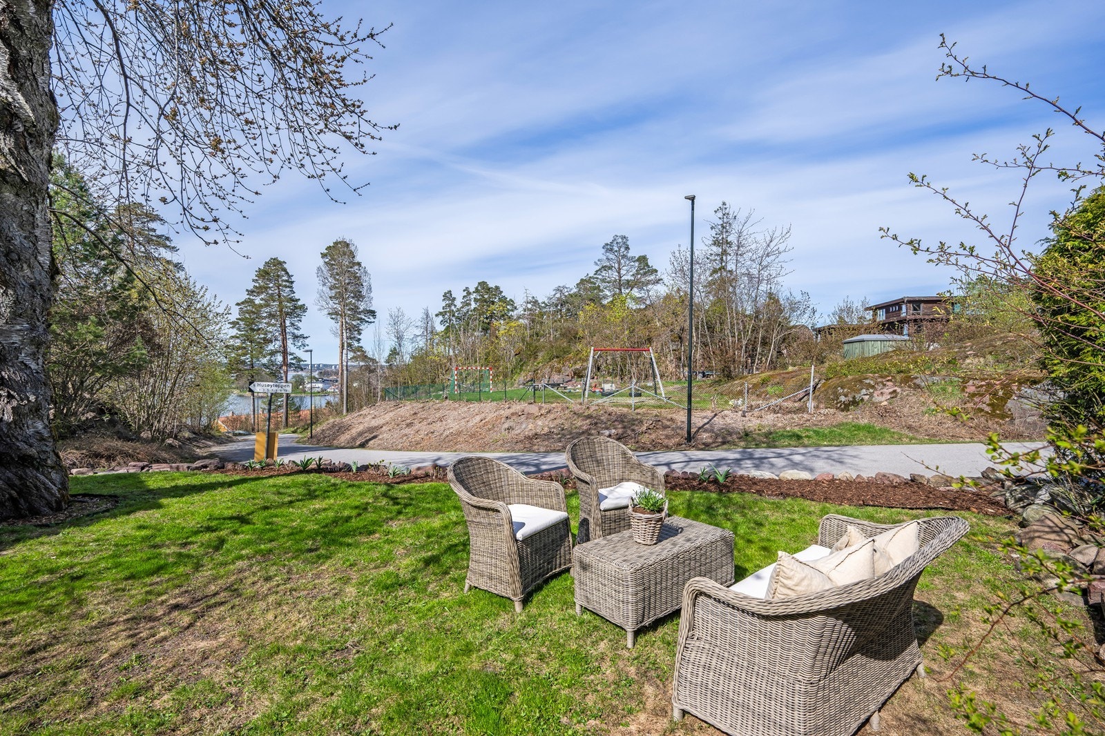 Uteplass bak huset med utsyn til sjøen. Galleribilde