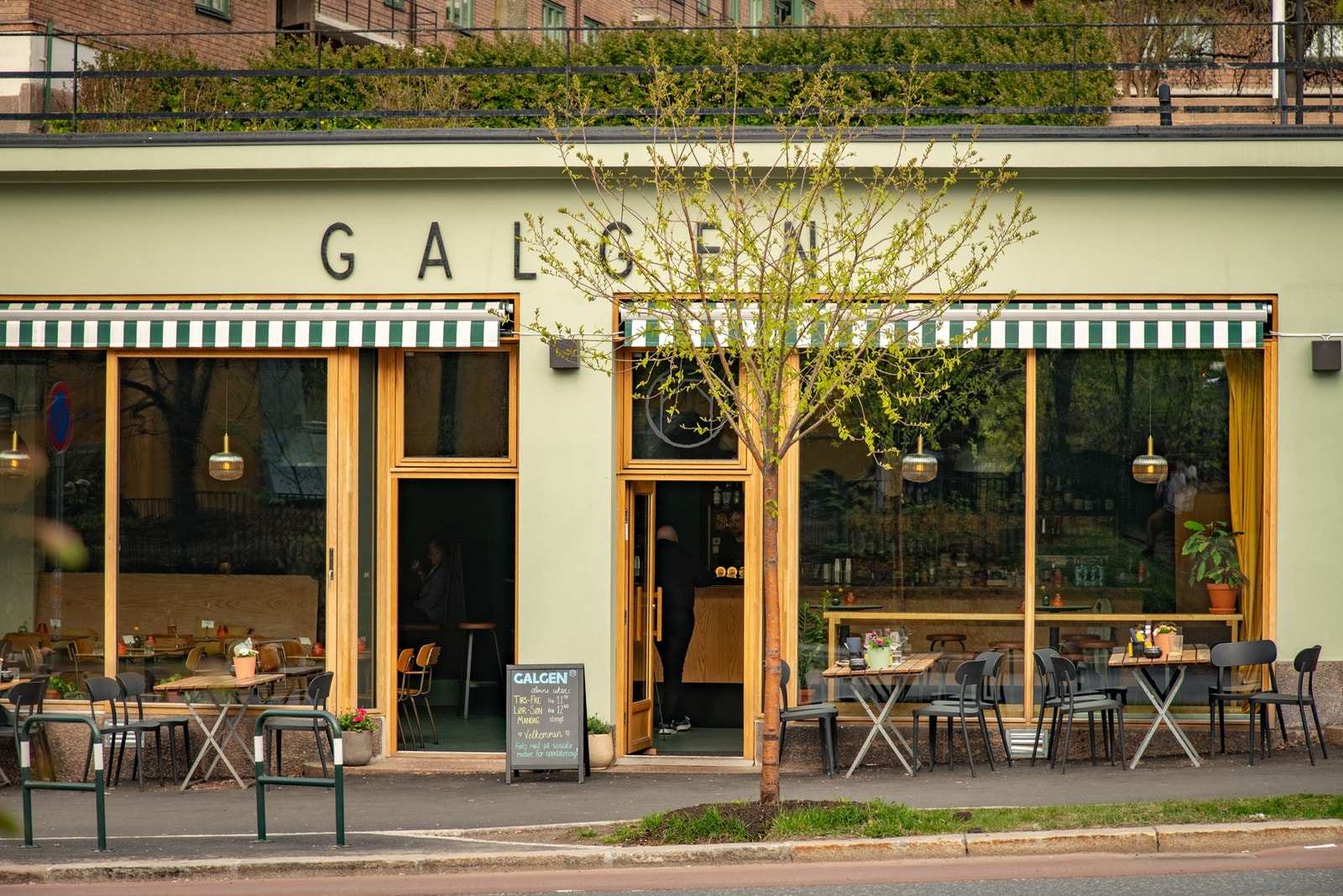 Nye og freshe Galgen restaurant rett ved leiligheten. Galleribilde