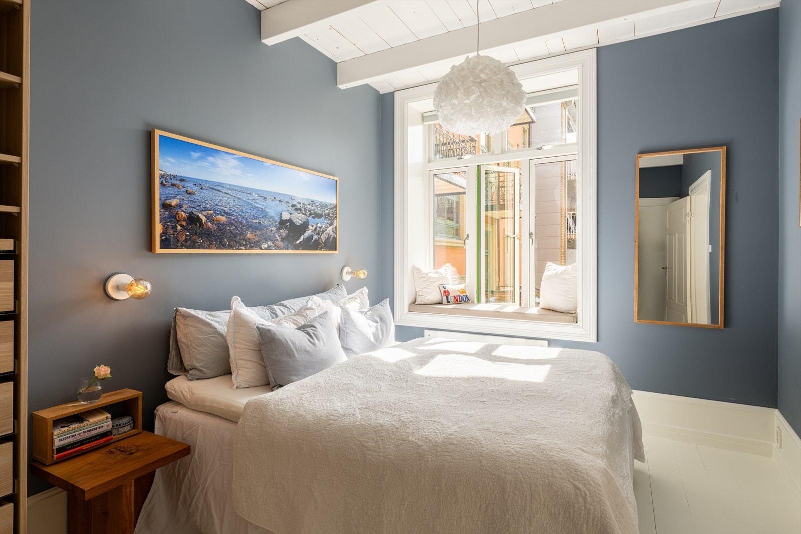 Et stort soverom med god plass til stor dobbeltseng. Galleribilde