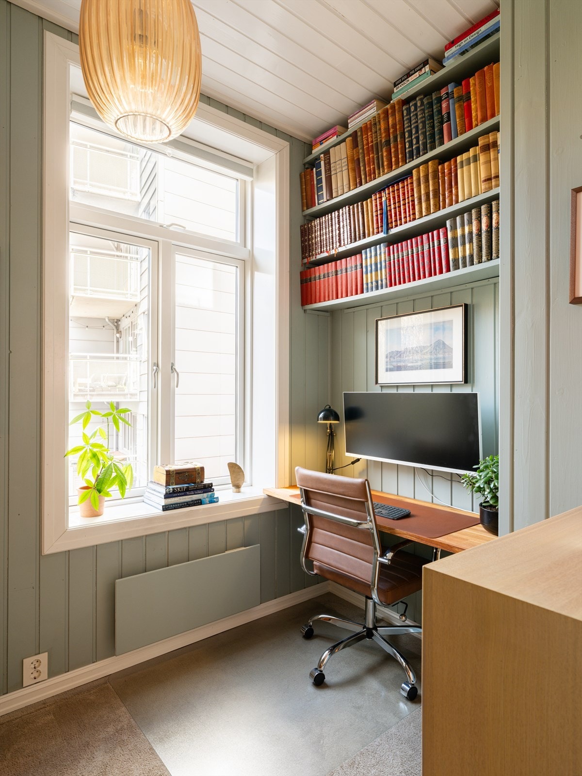 Begge rommene og boligen i sin helhet vender ut mot indre bakgård på begge sider, så her kan du nyte privatlivet og sove godt. Galleribilde
