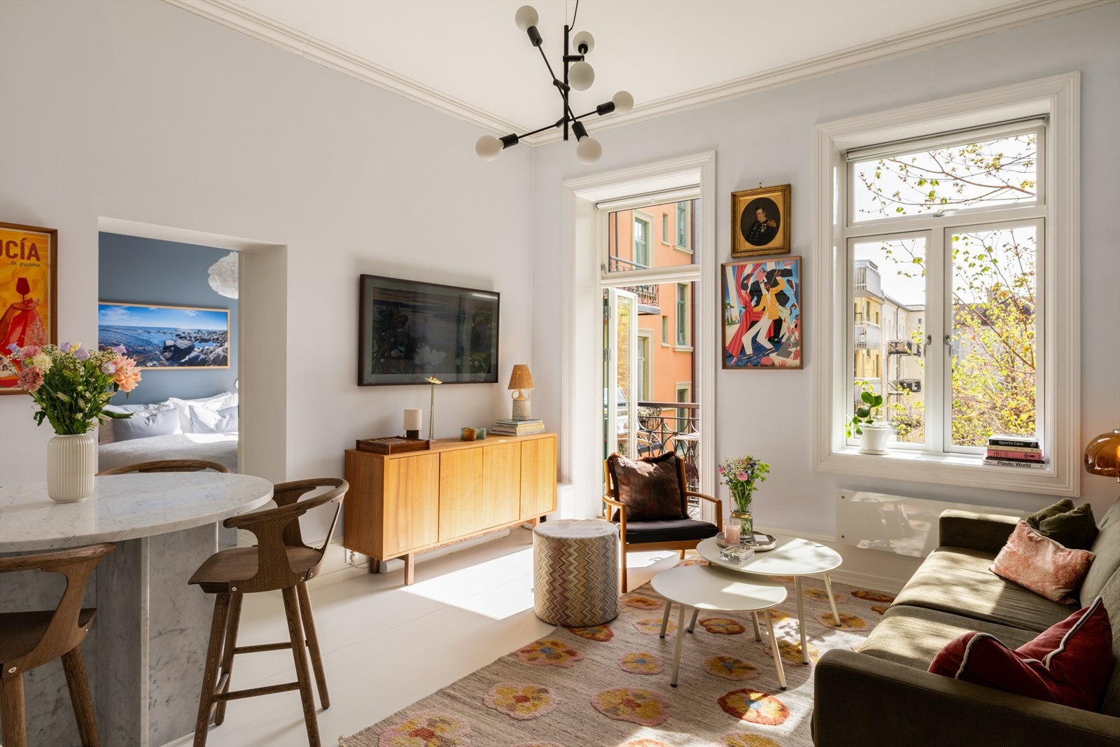 Boligen har lite/ingen innsyn fra begge sider. Her bor du fint og privat til, midt i smørøyet - en sjeldenhet! Galleribilde