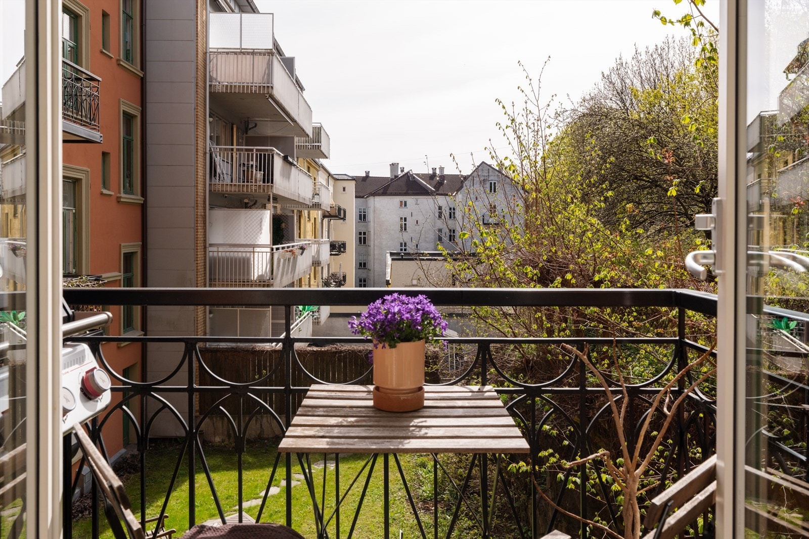 Dette er en lys, klassisk og gjennomført bygårdsleilighet i indre gård, her kan du våkne til fuglekvitter! Galleribilde