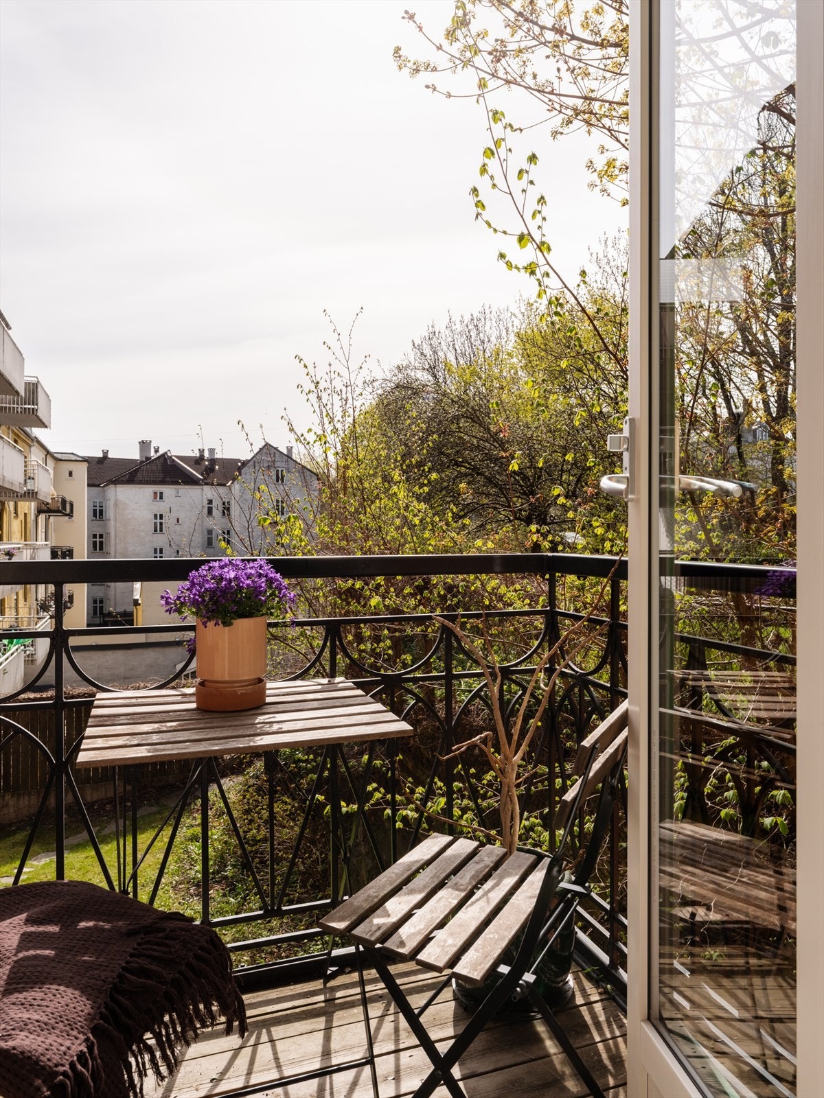 Det er god plass til både sittegruppe og grill, hvor sommerdagene kan nytes. Galleribilde