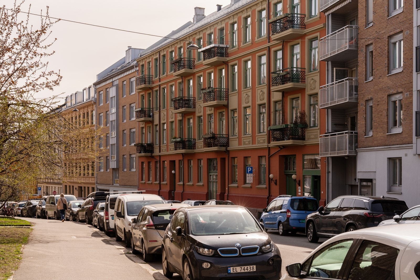 Her bor du i en tilbaketrukket del av Stensgata, men med få meter til både Stensparken, trikken og alt Bislett kan by på av mat- og nisjebutikker. Her kan du velge og vrake mellom tre matbutikker et steinkast unna, som også er søndagsåpne! Galleribilde