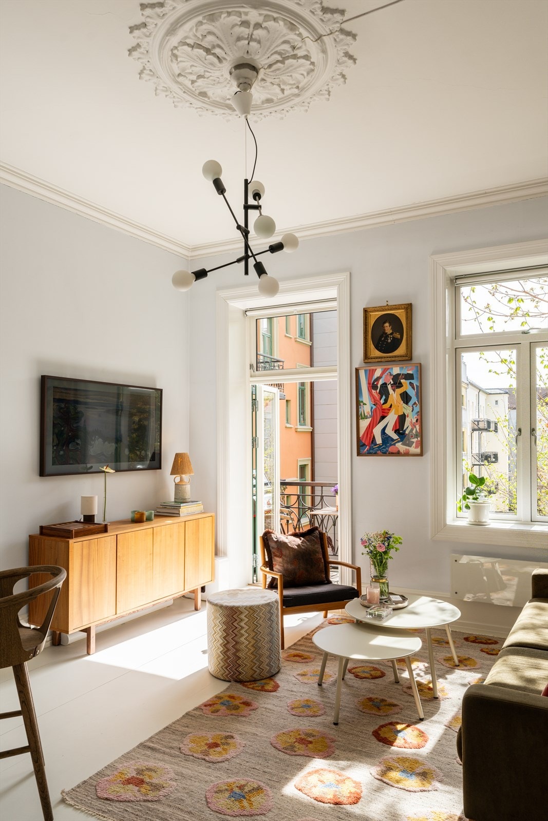 Stuen har god plass både til sofagruppe med godstol, og spiseplass for hyggelige middagsselskaper. Galleribilde