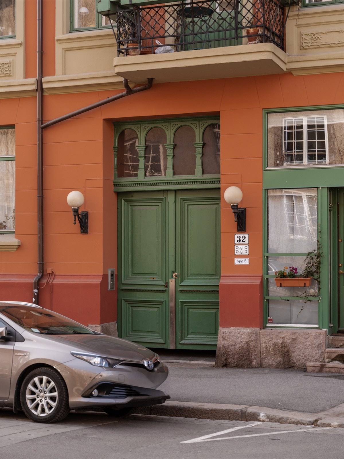 Et flott og klassisk inngangsparti ønsker deg velkommen fra gaten. Galleribilde