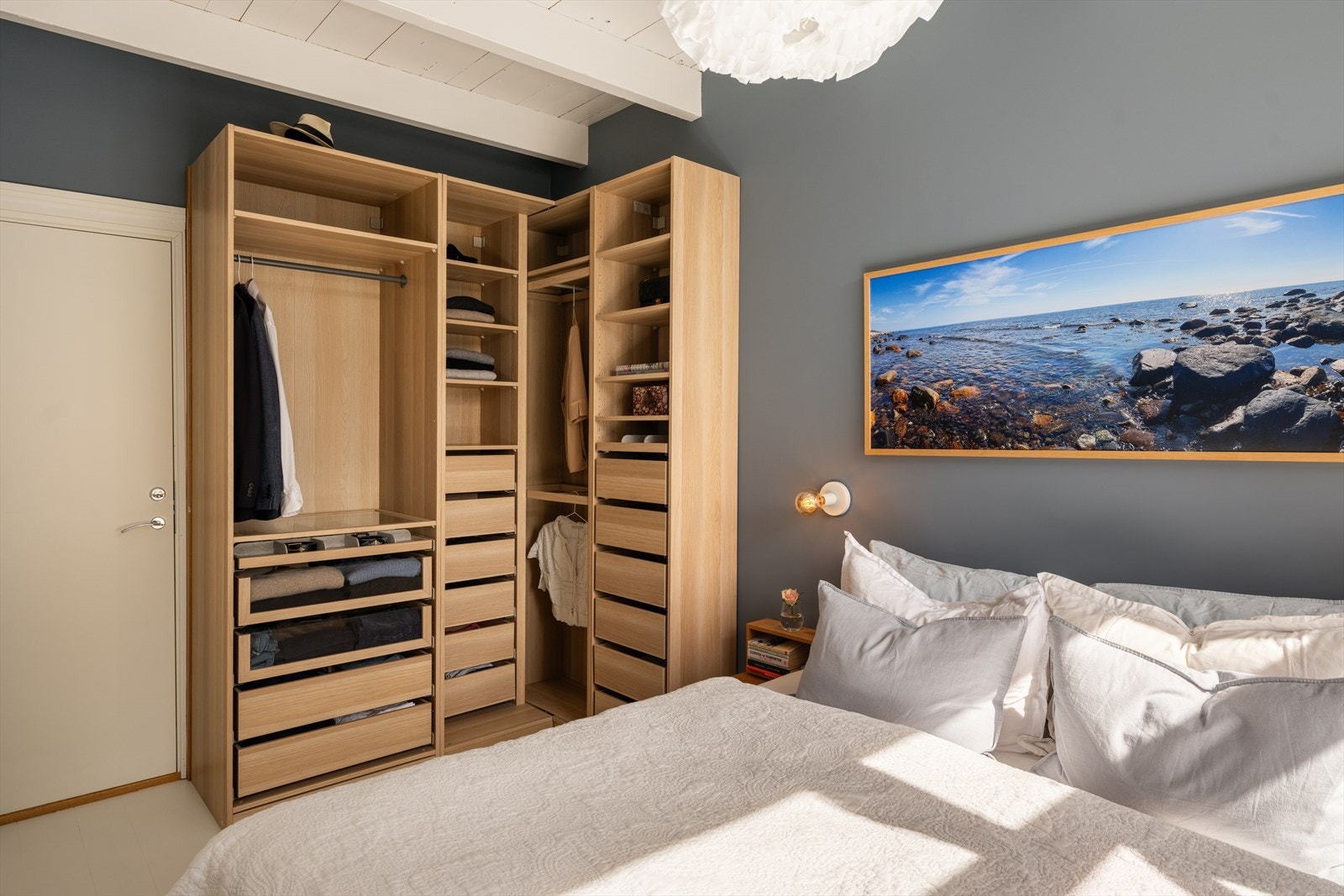 Her finner man en romslig garderobeløsning med god plass til oppbevaring. Skapet er fra IKEA (pax) og det er mulig å sette på dører etter ønske, eller bygge på videre. Galleribilde