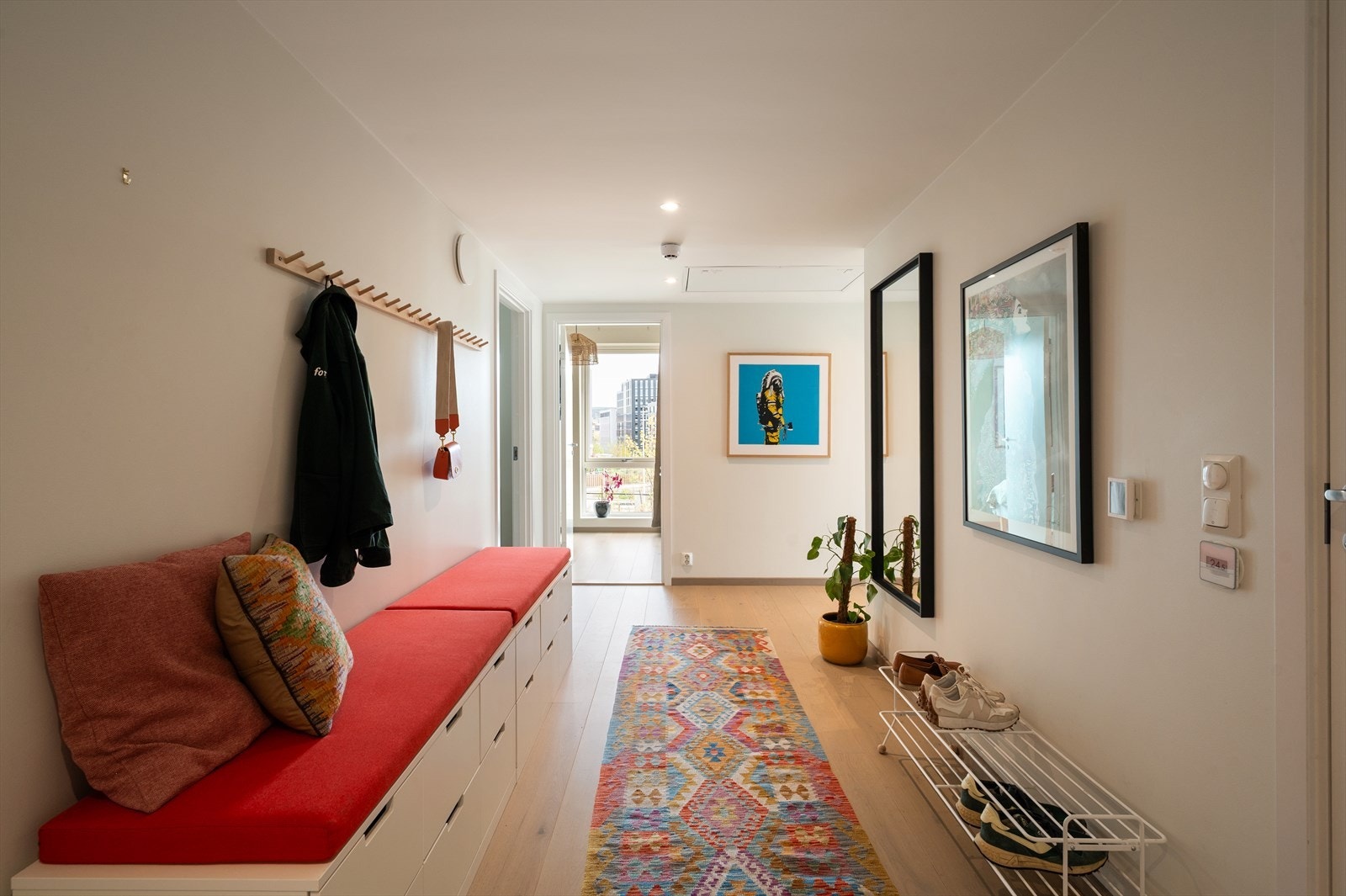 Om ønskelig er det god plass til å innrede med skyvedørsgarderobe. Galleribilde