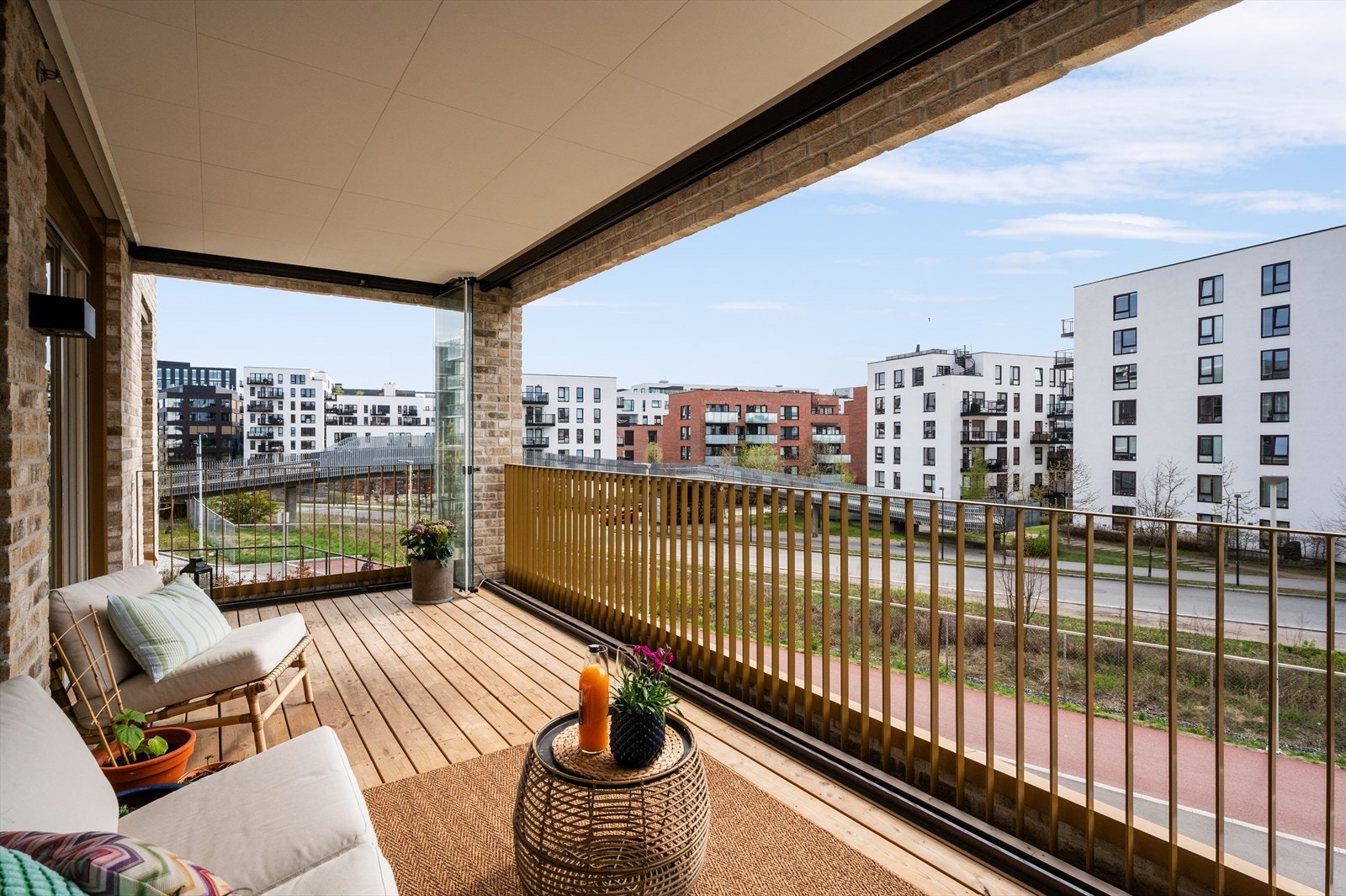 Balkongen gir deg et generøst uteareal med god plass til både sittegruppe og beplantning. Galleribilde