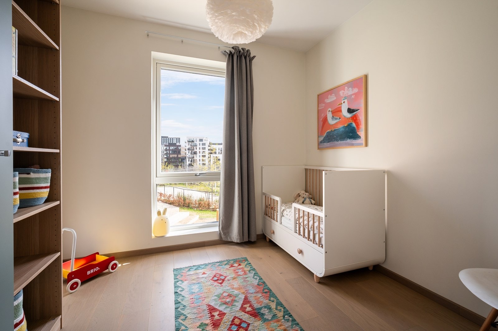 Soverom 3 brukes i dag som barnerom med plass til seng, lek og oppbevaring - store vindusflater gir naturlig lys og utsikt mot området. Galleribilde