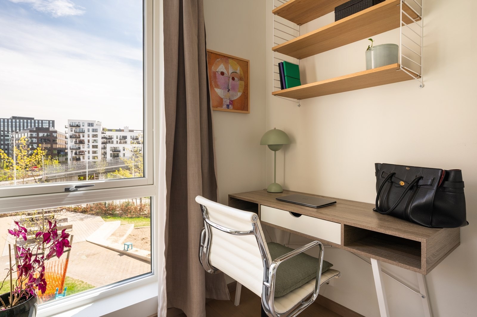 Her er det også plass til hjemmekontor med skrivebord og hyller. Vindu med utsikt - en fleksibel løsning for arbeid eller studier. Galleribilde