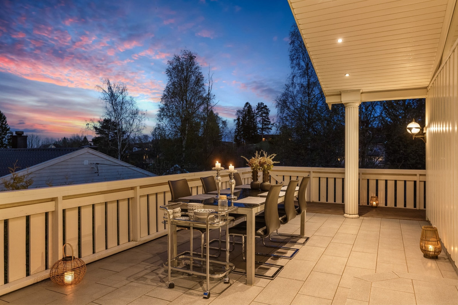 Den overbygde delen av terrassen er et lunt og hyggelig sted å sitte utover kvelden. Galleribilde