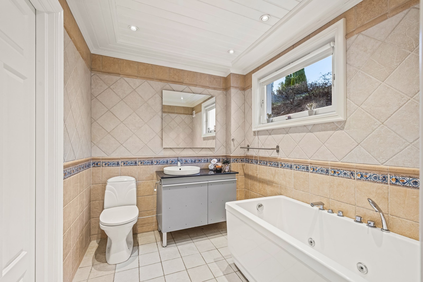 Badet i underetasjen er utstyrt med badekar. Det er flislagt gulv med gulvvarme og downlights i taket. Galleribilde