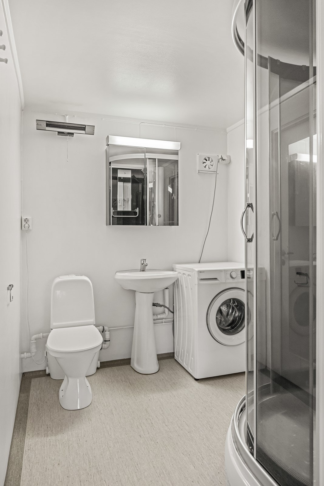 Badet har dusjkabinett, toalett og opplegg for vaskemaskin - ikke godkjent hybel Galleribilde