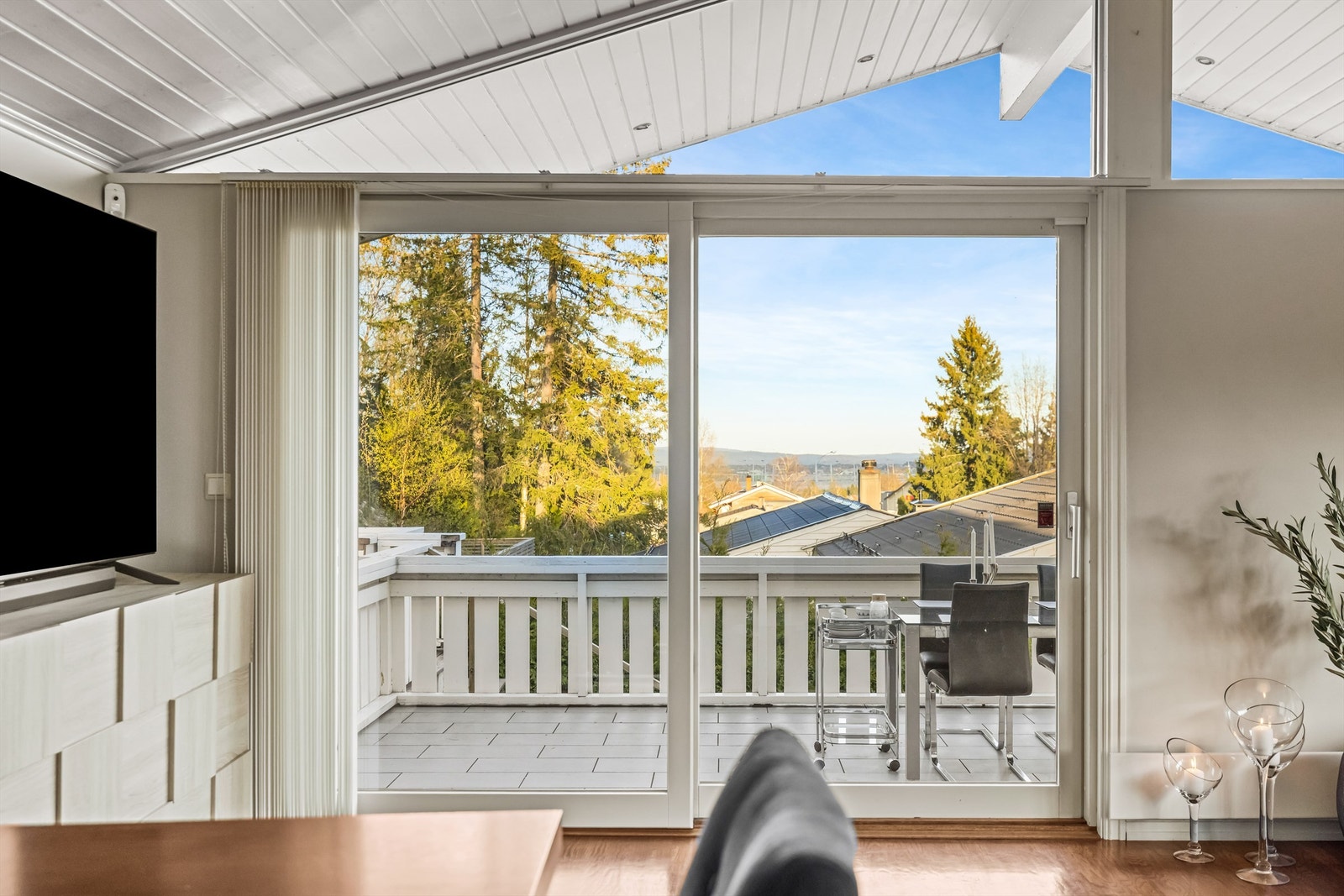 Fra stuen er det utgang via skyvedør til en terrasse på hele 77 m². Galleribilde