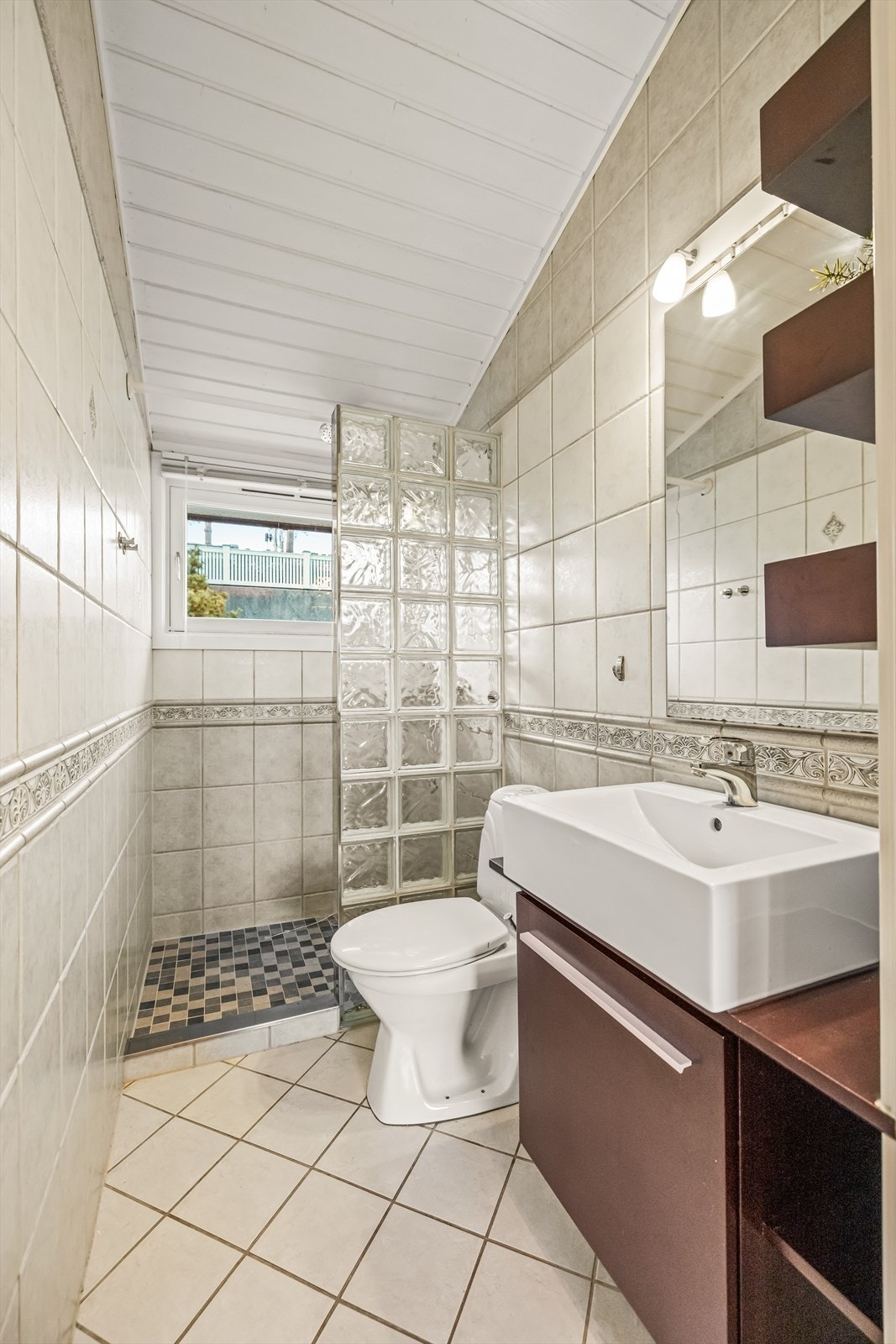Badet i første etasje har flislagt gulv med gulvvarme og dusjnisje. Galleribilde