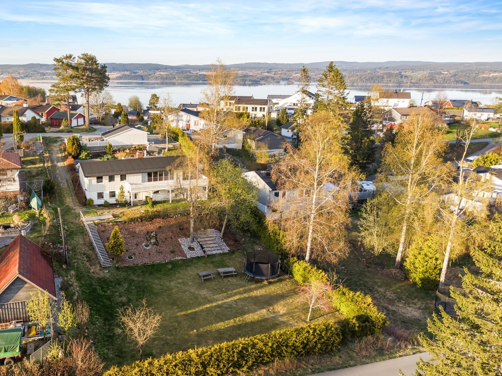 Eiendommen ligger sentralt på Flateby, med nærhet til både sentrale strøk og natur. Galleribilde