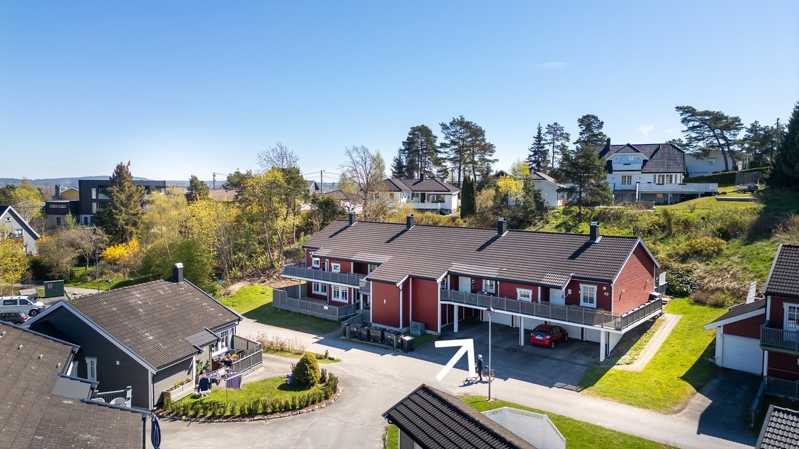 Det er enkel tilgang til garasjen og carport, hvor det også er en bod. Det er installert elbillader. Galleribilde