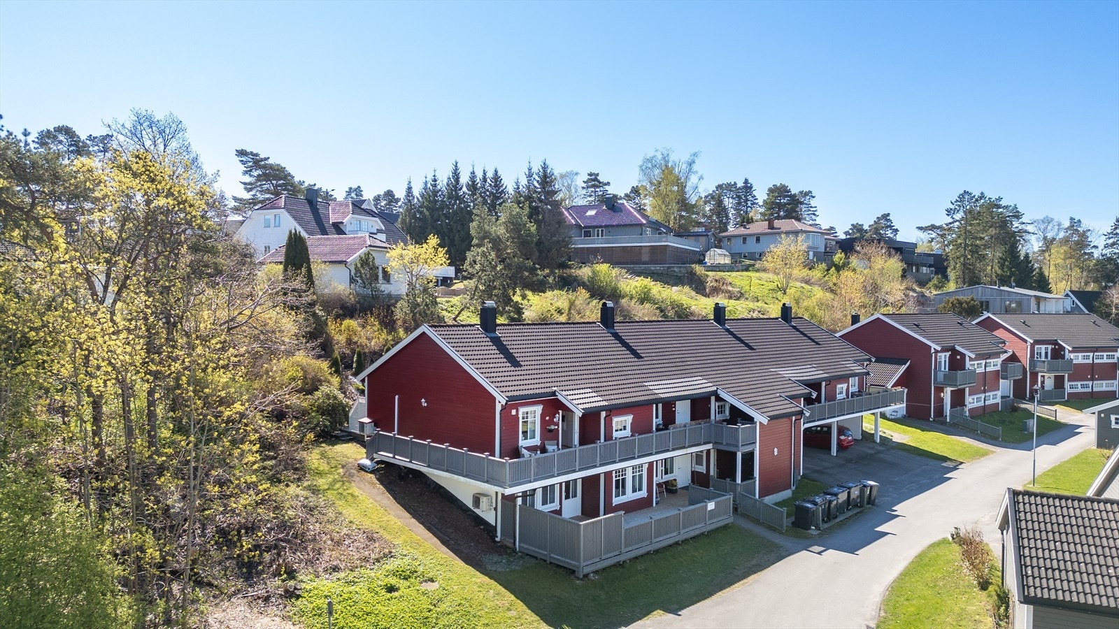 Rosenlund 49 ligger i et trivelig borettslag med leiligheter i småhus fra 1988. Galleribilde