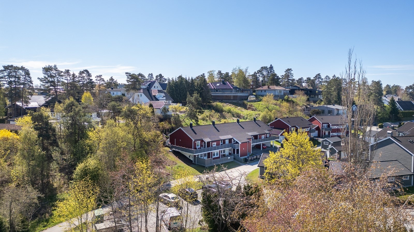 Eiendommen ligger på starten av Falchåsen, et villaområde nord for Fredrikstad sentrum som vokste frem ut på 1960-, 70- og 80-tallet, og som nå er et av byens mest attraktive områder. Galleribilde