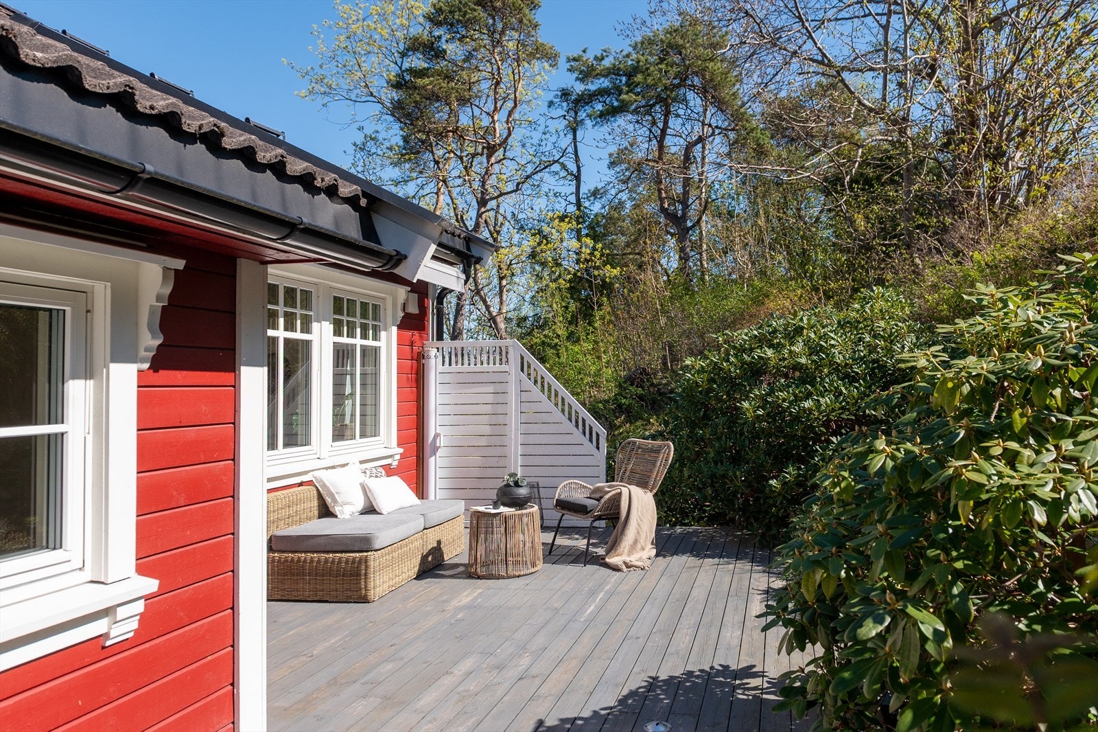 Leiligheten i 2. etasje har stor svalgangsbalkong og en solrik, sørvendt terrasse på baksiden. Galleribilde