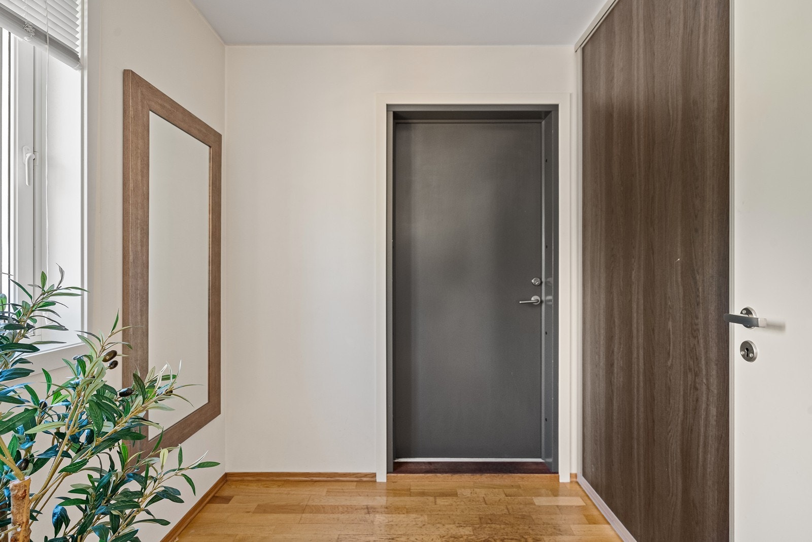 Velkommen inn - eller på vei ut igjen. Entréen gir et godt førsteinntrykk av boligen, og en naturlig overgang videre inn i leiligheten. Galleribilde