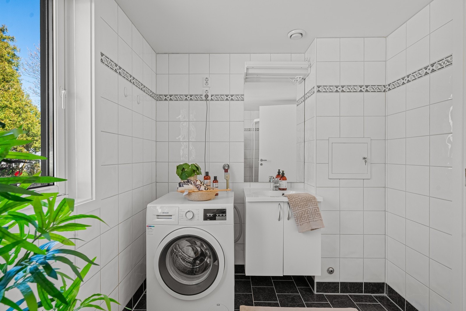 På badet er det også opplegg for vaskemaskin med tilkobling for både vann og avløp. Galleribilde