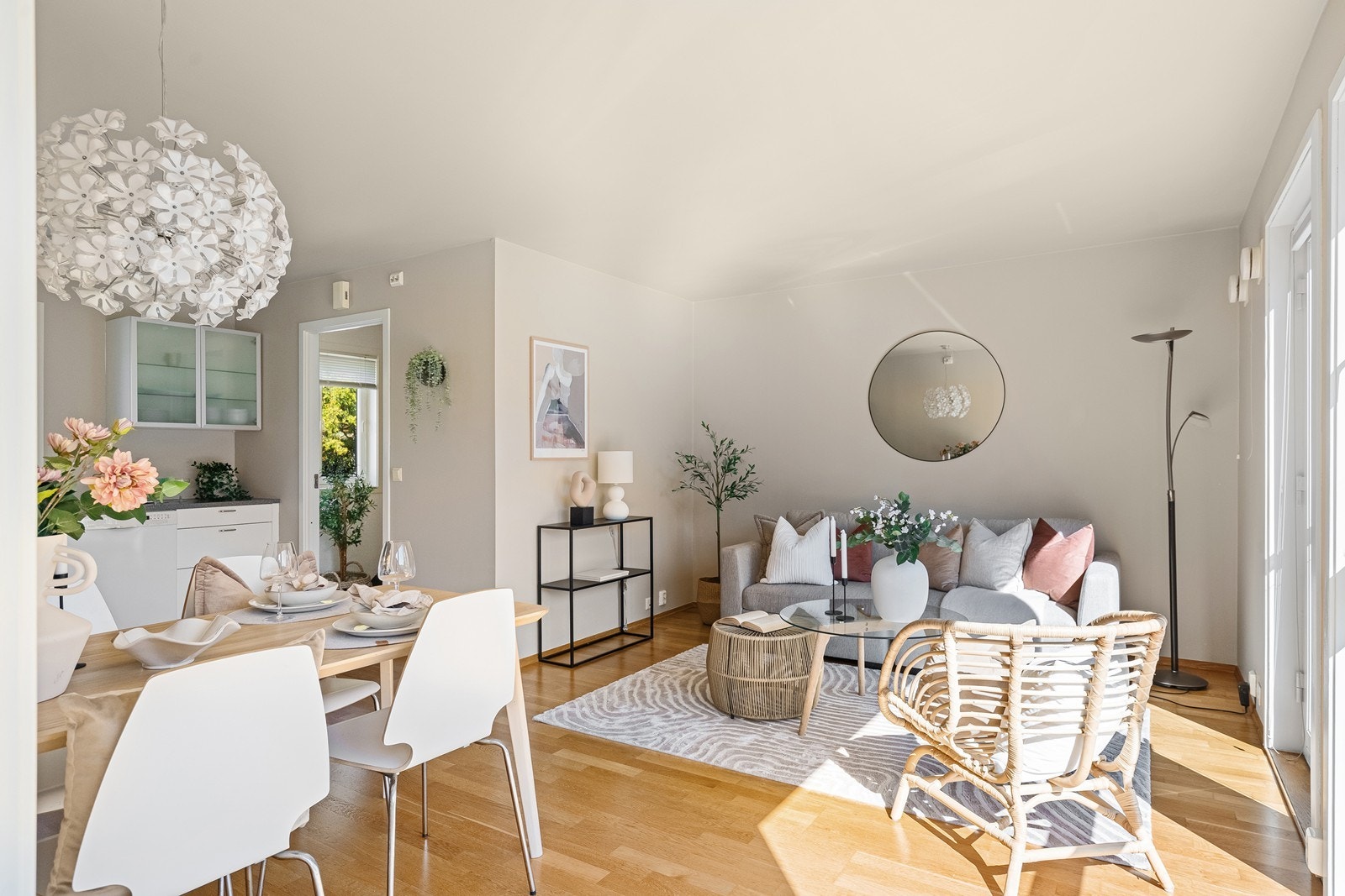 Stuen er et naturlig samlingspunkt, med plass til både hverdag og hyggelige sammenkomster. Galleribilde