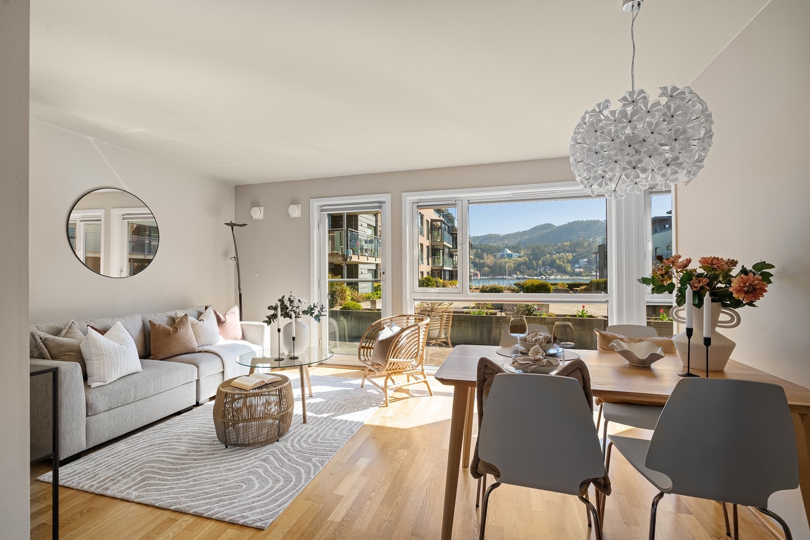 Store vinduer lar dagslyset strømme fritt inn i stuen og gir rommet en lys, åpen og nesten tidløs følelse. Galleribilde