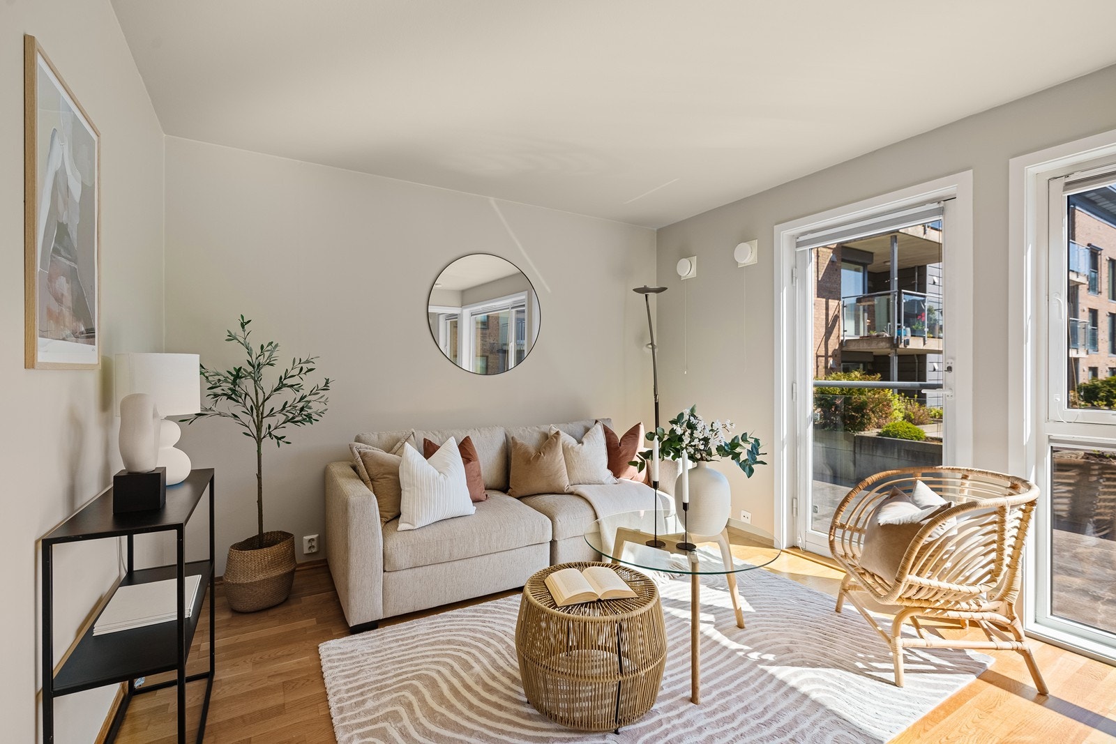 Lys og flott stue med god plass til stor sofagruppe. Galleribilde