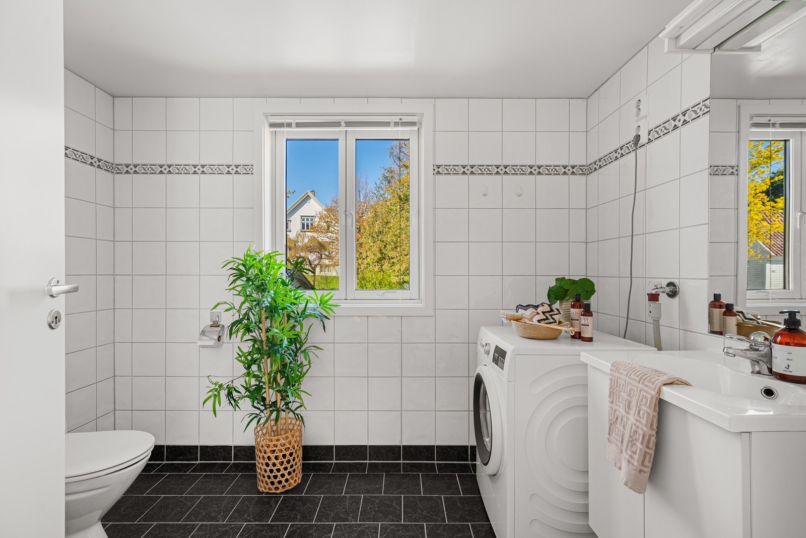 Badet har gulvvarme og er flislagt på både gulv og vegger, og fremstår som praktisk og lettstelt. Galleribilde