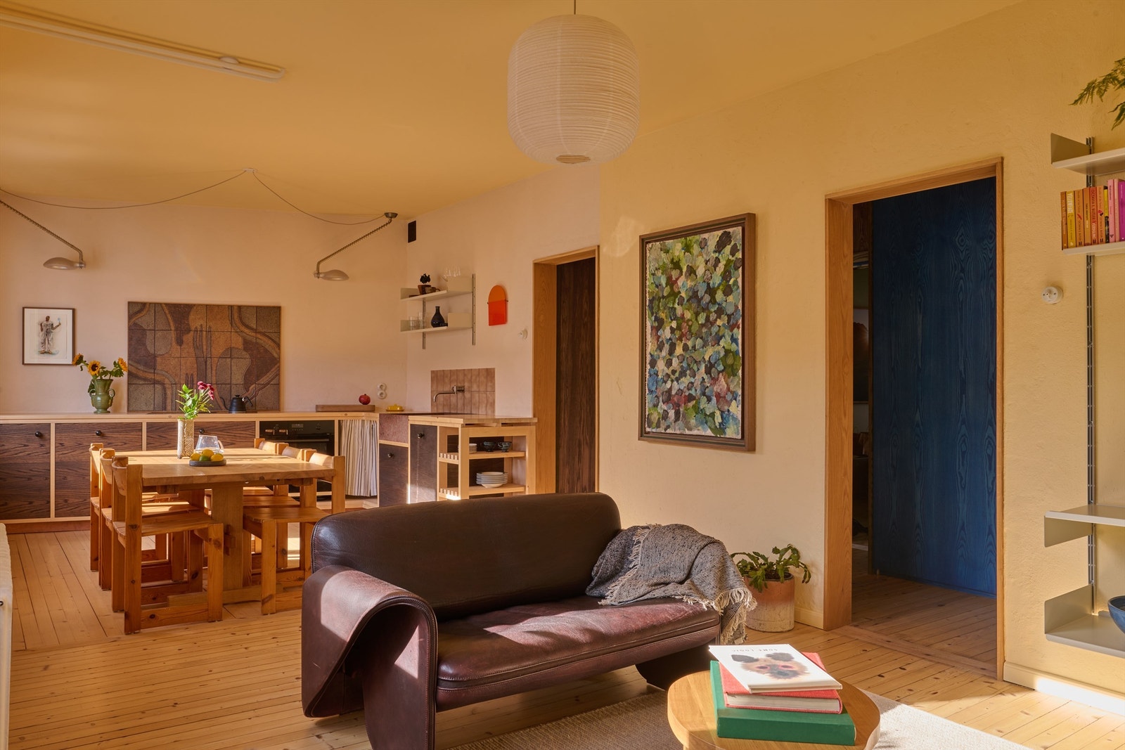 Stuen er oppgradert med etterisolering, ny utforing i heltre eik, nytt listverk og malte overflater med mineralsk KEIM-maling. Galleribilde