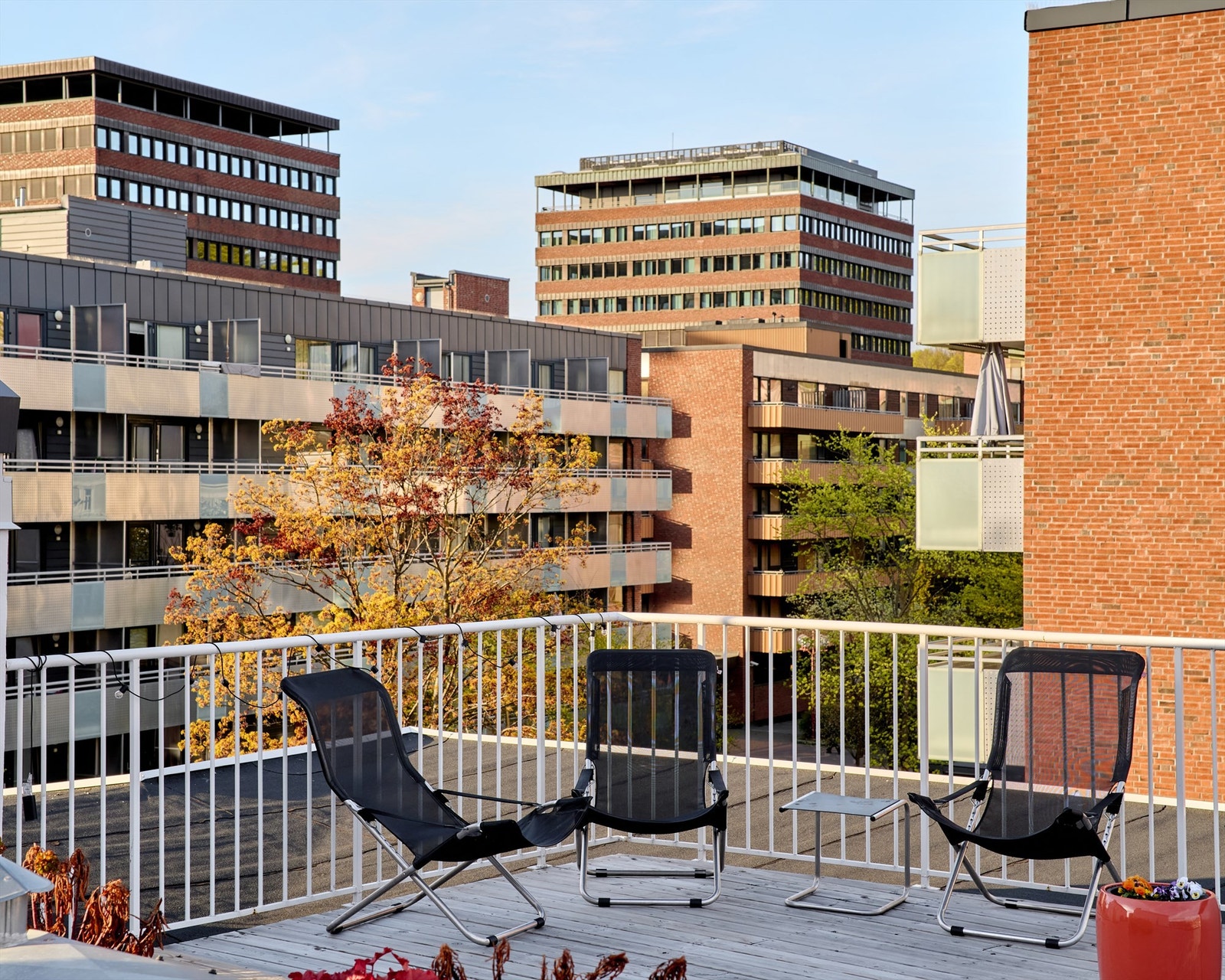 Boligen tilhører et veldrevet sameie/aksjelag med gode løsninger for beboerne. Her får du tilgang til en felles takterrasse med flott utsikt, vaskekjeller med tørkeskap og trygg sykkelparkering i bakgården. Galleribilde