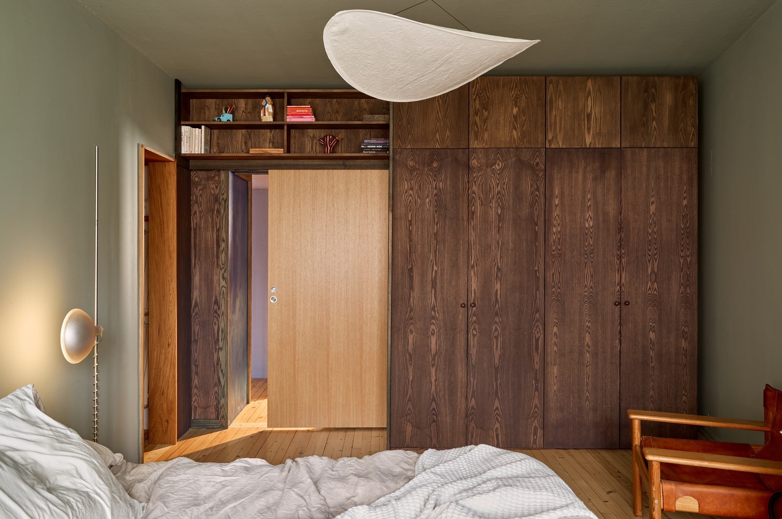 Plassbygget garderobe medfølger. Galleribilde