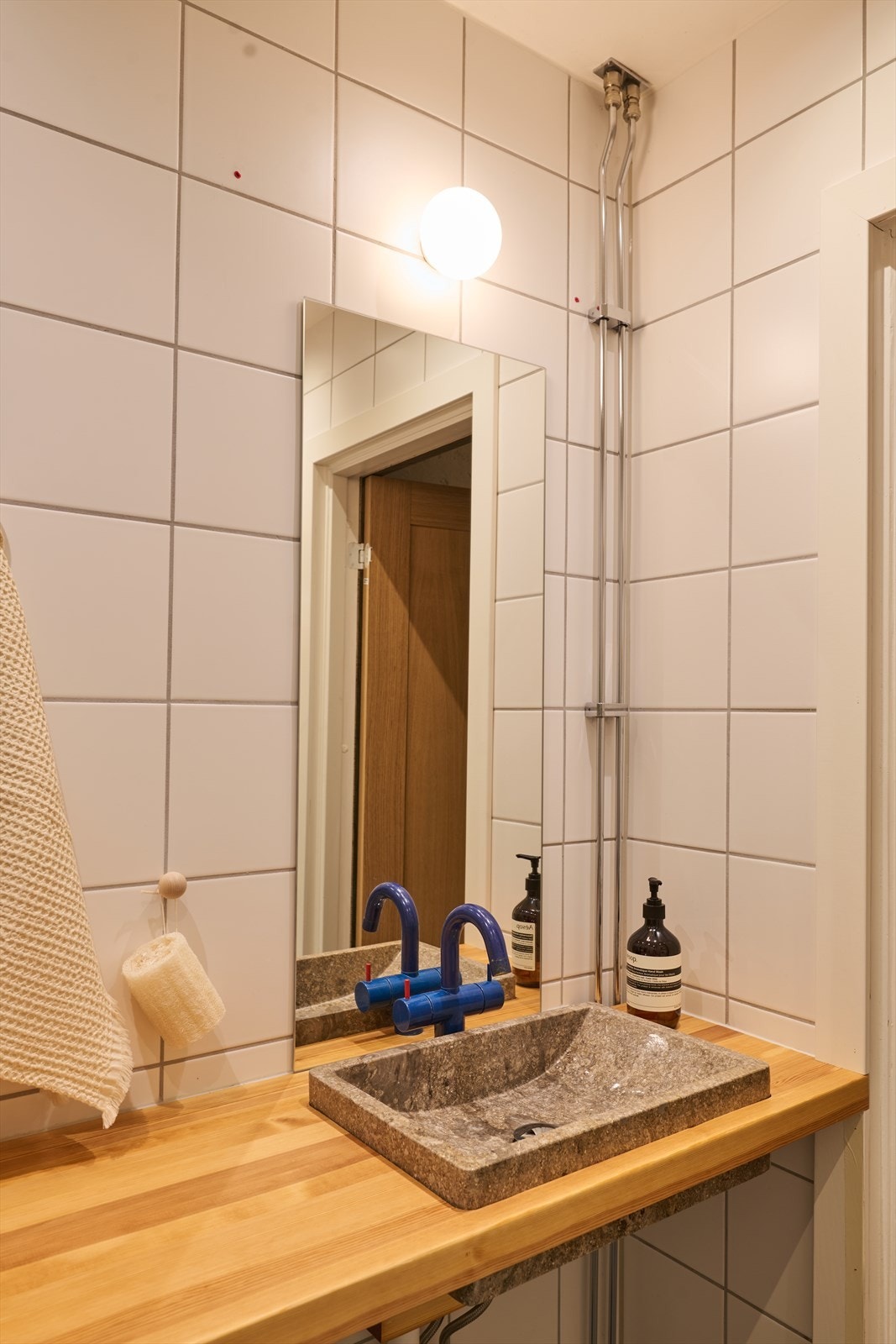 Badet har dusjhjørne med glassdører, vegghengt toalett og opplegg for vaskemaskin. Vaskemaskin medfølger. Galleribilde