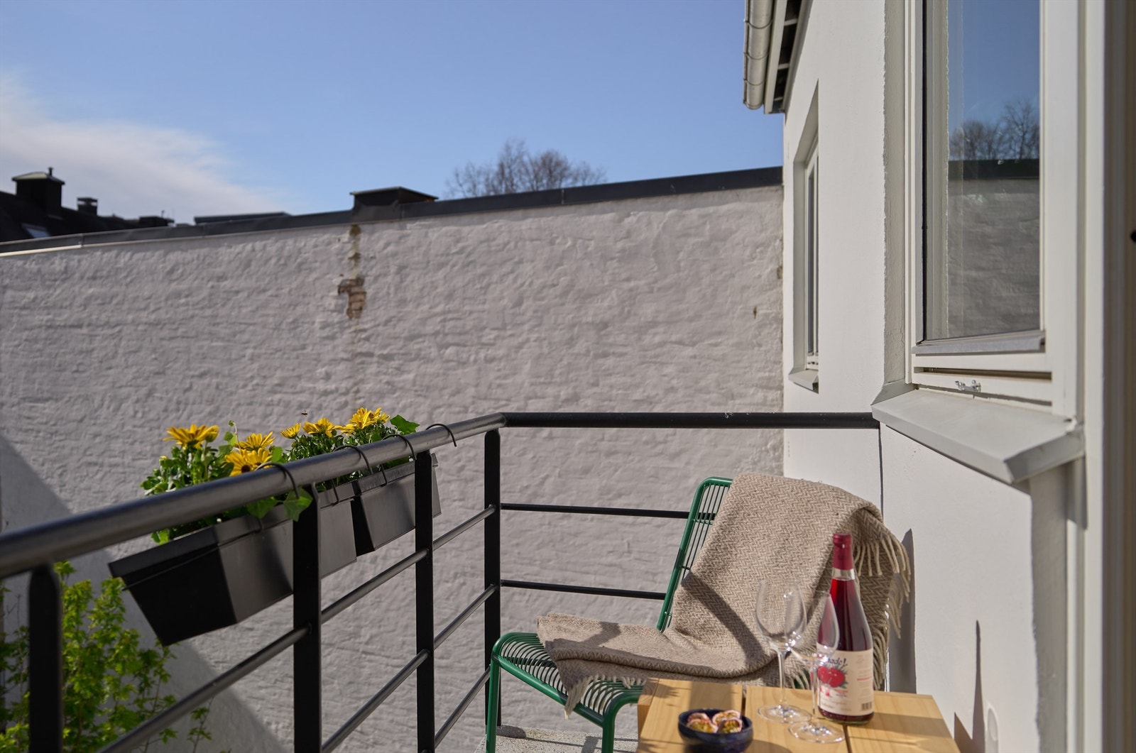 Lun og vestvendt balkong på ca. 3 kvm. Balkongen vender mot skjermet bakgård og har plass til en hyggelig sittegruppe. Galleribilde