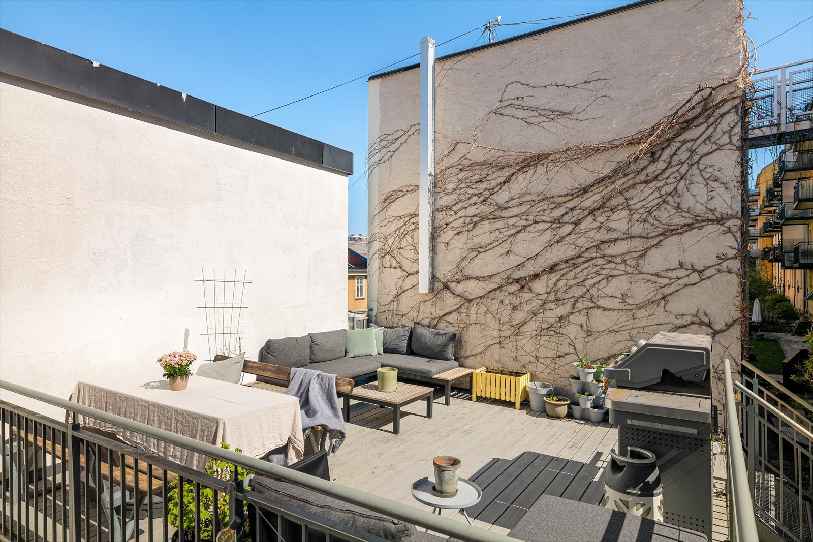 Det er også bygget en stor og flott felles terrasse for beboerne i bakgården med en felles bod for sykler og barnevogner under. Galleribilde