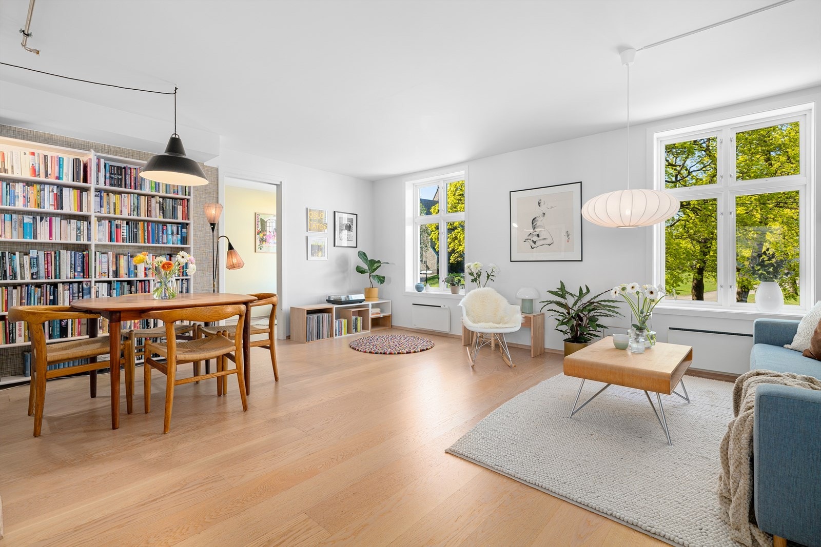 I denne boligen er stuen selve hjertet i hjemmet - her får du naturen helt inn i sofaen. Galleribilde