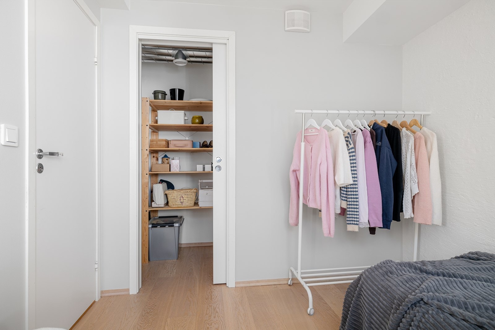 Fra dette rommet er det direkte inngang til en innvendig bod som også kan benyttes til et walk-in closet. Galleribilde