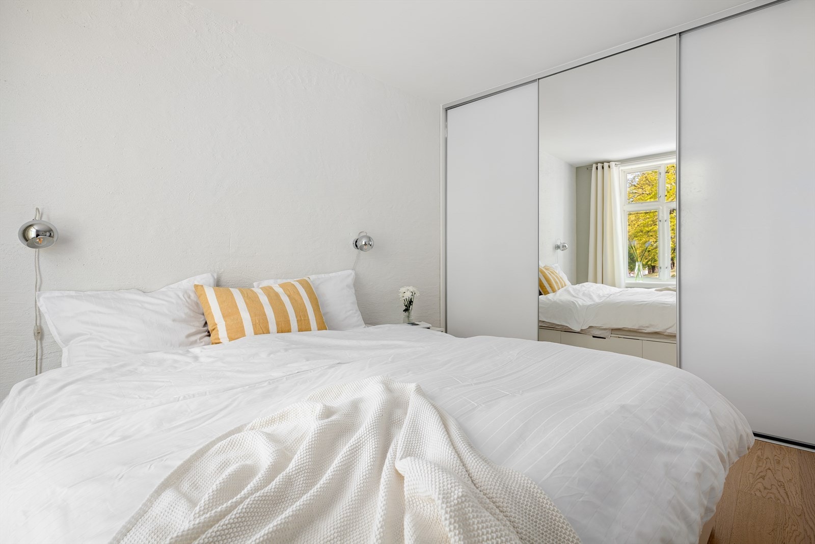Hovedsoverommet har rikelig med garderobeplass i en stor skyvedørsgarderobe. Galleribilde