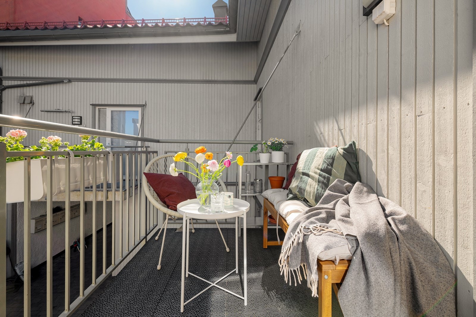 Med god plass til både kafésett, loungemøbler og krukkehage, ligger alt til rette for å skape en frodig atmosfære. Se for deg duften av ferske urter og synet av blomster i full flor rett utenfor døren. Galleribilde