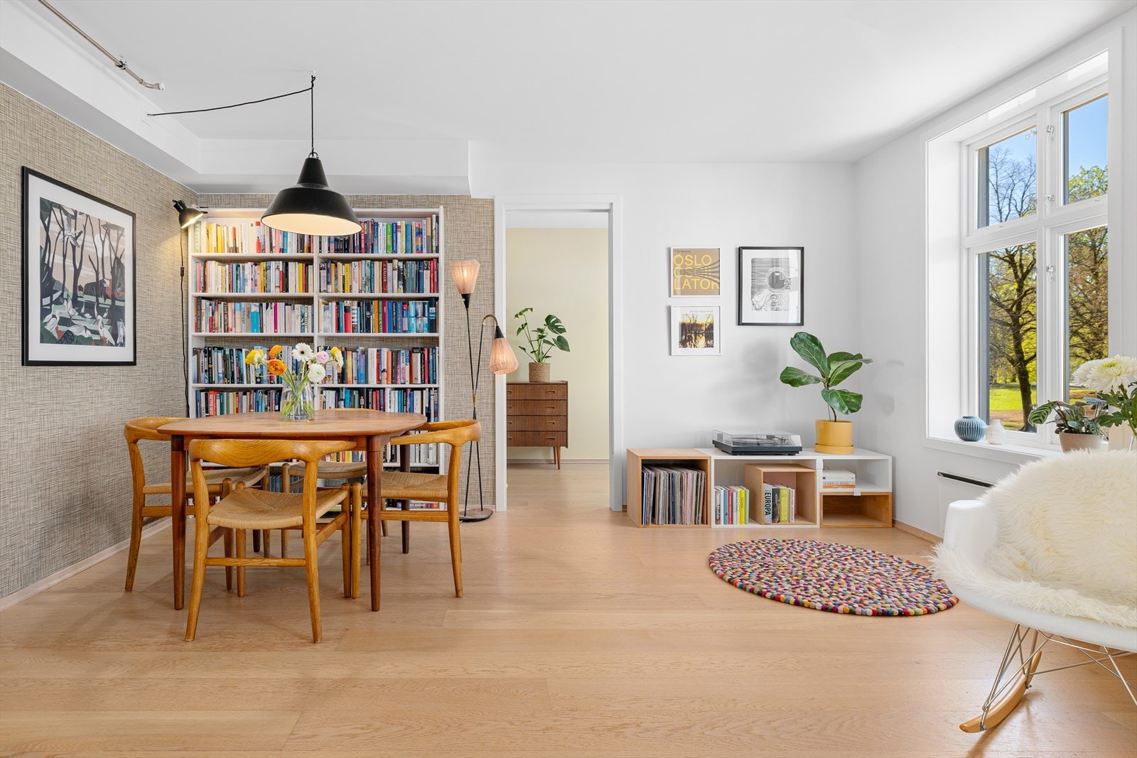 En diskre mønstret tapet skaper en fin ramme rundt spisestuen. Det er plass til et rundt bord, eller et langbord og mange middagsgjester. Galleribilde