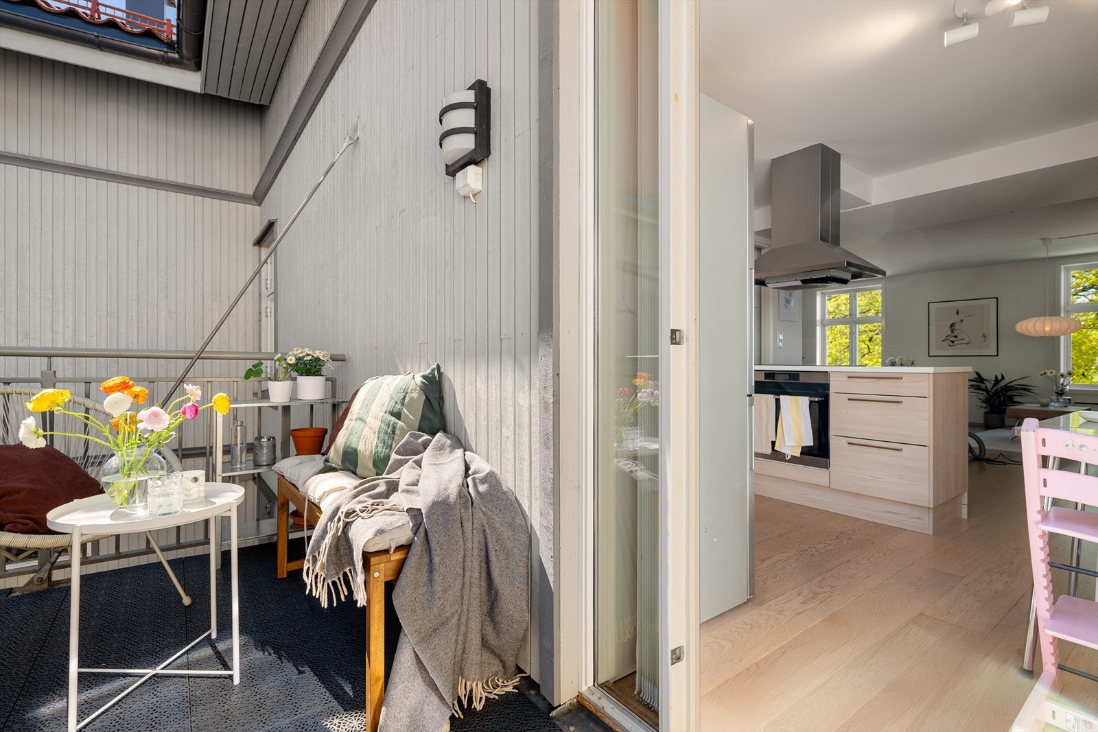 Når dagene blir lengre og solen endelig varmer, flytter livet ut. Denne balkongen er ikke bare et uteområde - det er din egen private oase og en naturlig forlengelse av leiligheten gjennom hele sommerhalvåret. Galleribilde