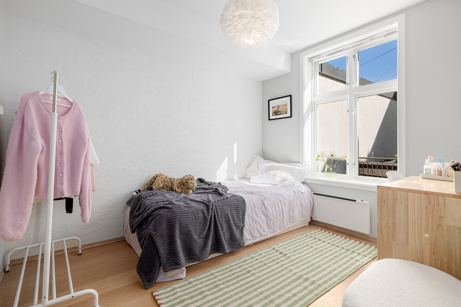 Soverom 3 vender mot den skjermede bakgården. Galleribilde