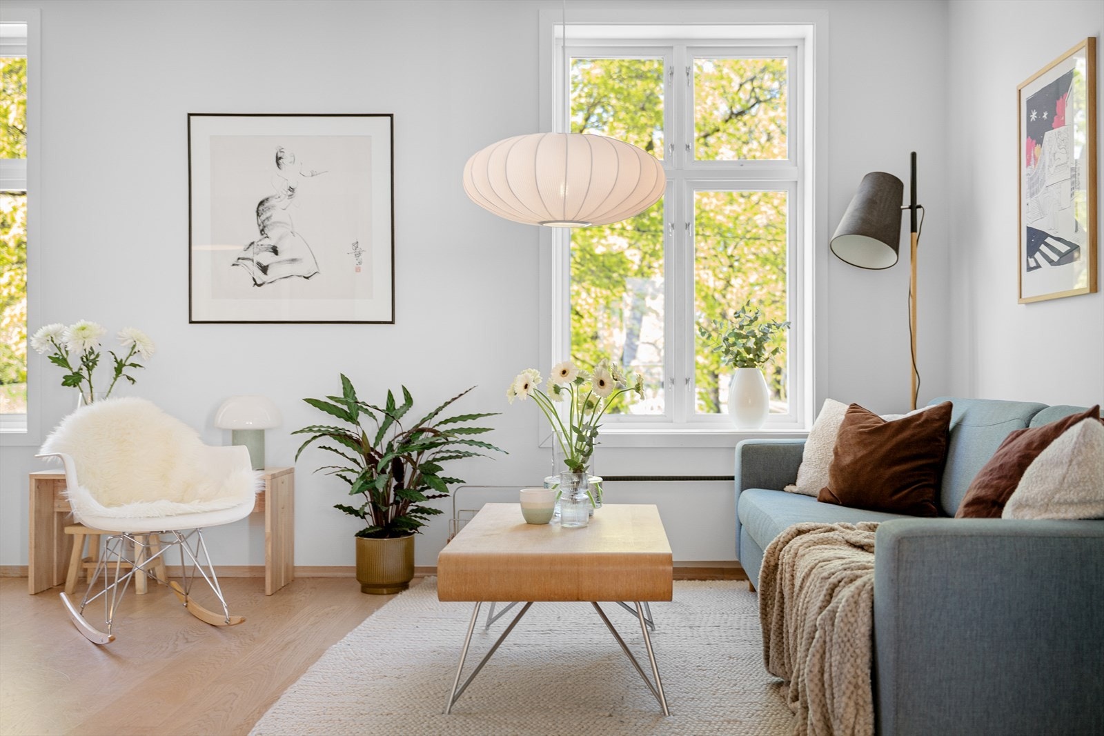 De store vindusflatene fungerer som levende malerier. Her får du med deg alt fra vårens første knopper og sommerens dype grønnfarge, til høstens fargespill og vinterens magiske rimfrost. Galleribilde