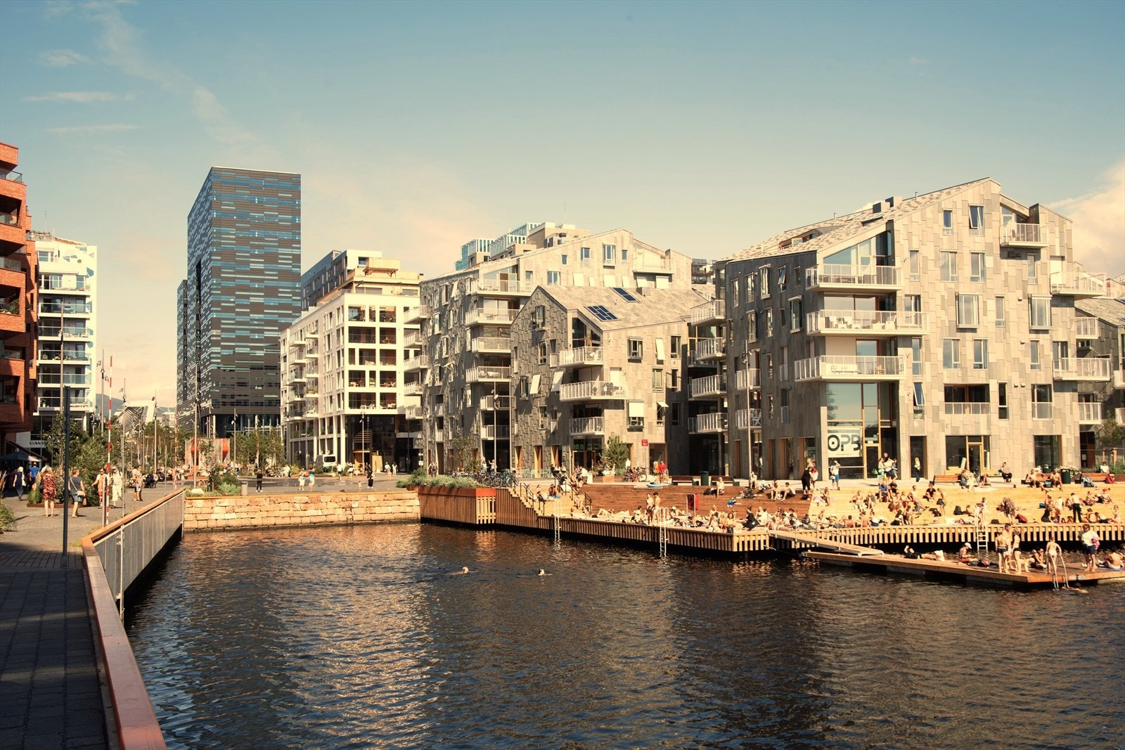 En sykkeltur unna ligger Bjørvika med Munch brygge og Oslobukta som byr på bading, flott arkitektur samt spennende kultur- og matopplevelser. Galleribilde