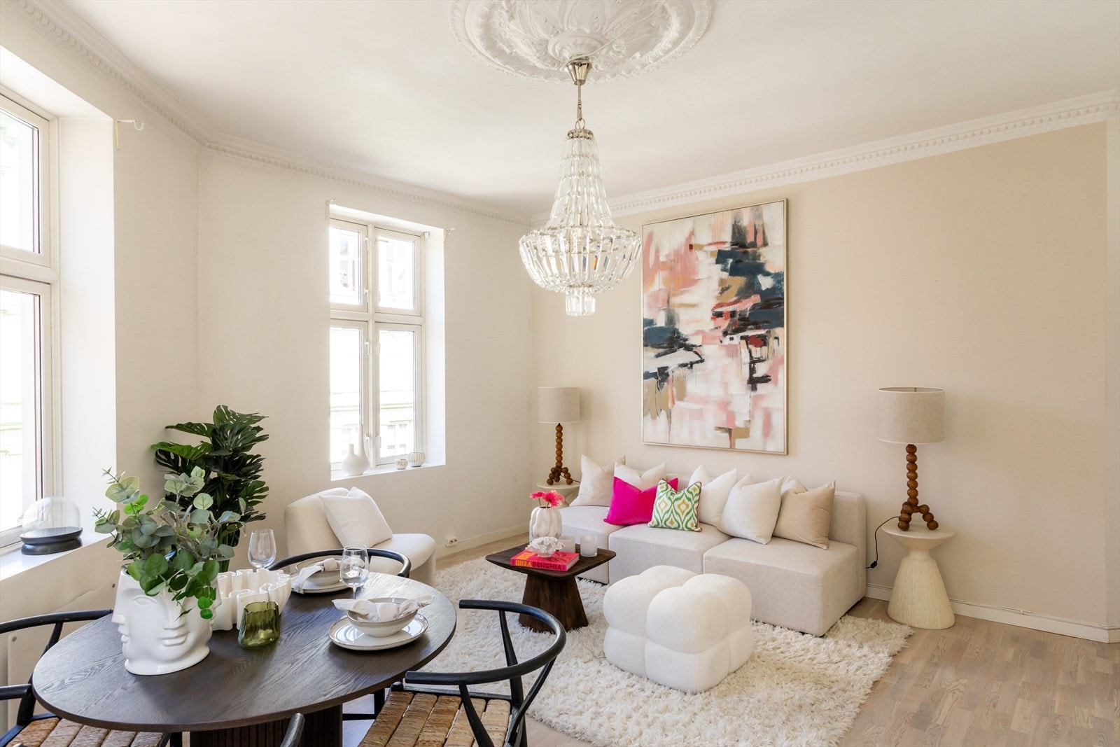 God plass til både spisebord og sofagruppe - de dype vinduskarmene er perfekt for planter Galleribilde